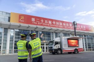 Construction site operations with workers wearing safety helmets — applicable scene for G901 helmet-mounted recorder (retrofit)